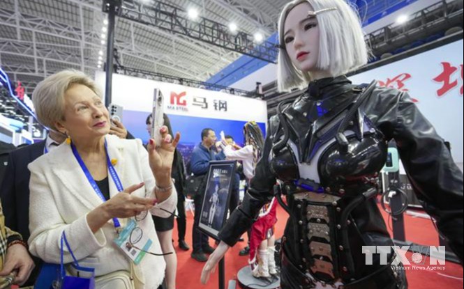 Robot hình người được giới thiệu tại triển lãm ở Cáp Nhĩ Tân, Trung Quốc. (Ảnh: THX/TTXVN)